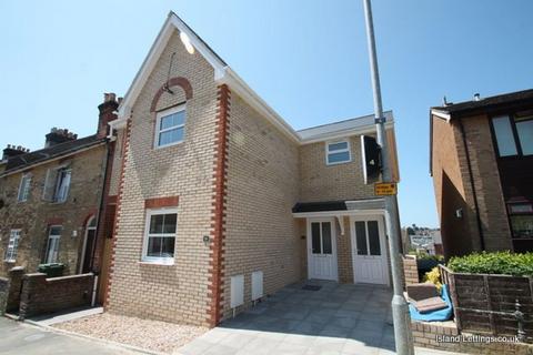 3 bedroom maisonette to rent, Kings Road, East Cowes, Isle of Wight