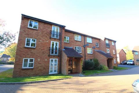 2 bedroom flat to rent, Azalea Court, Woking GU22