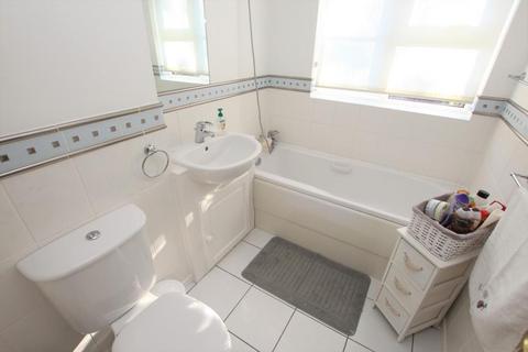 2 bedroom flat to rent, Azalea Court, Woking GU22