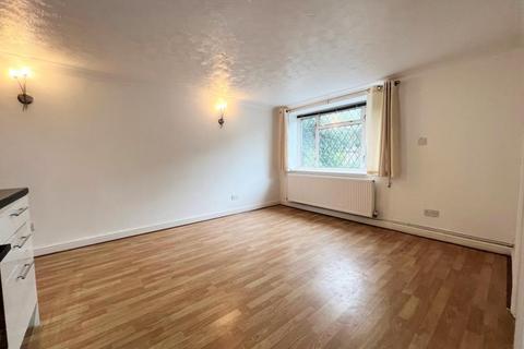 Maisonette to rent, Woodham Road, Woking GU21