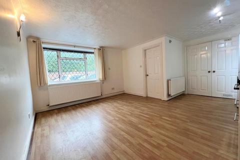 Maisonette to rent, Woodham Road, Woking GU21