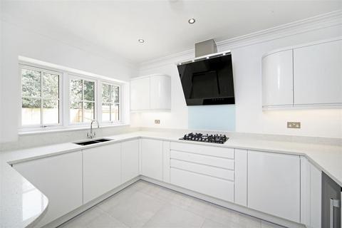 6 bedroom detached house to rent, Willow Walk, Englefield Green TW20