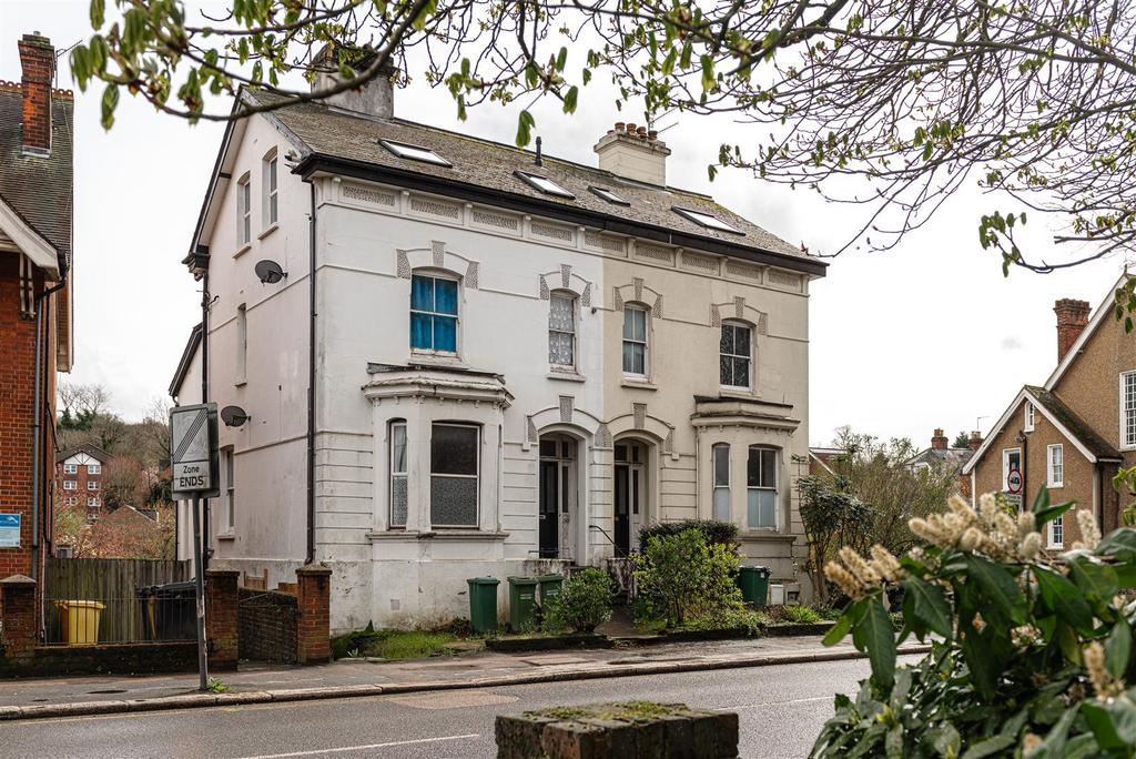 Hatchlands Road, Redhill 1 bed apartment to rent £1,300 pcm (£300 pw)