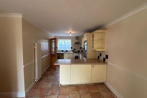 4 bedroom house to rent, Leicester Close - Kettering