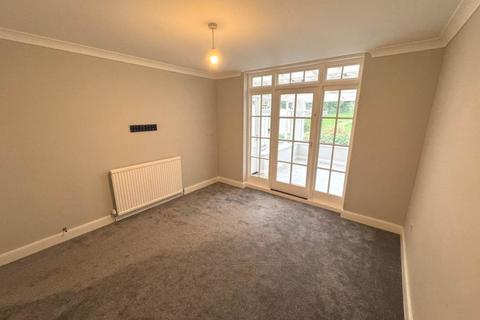 3 bedroom semi-detached house to rent, Willow Way, Radlett