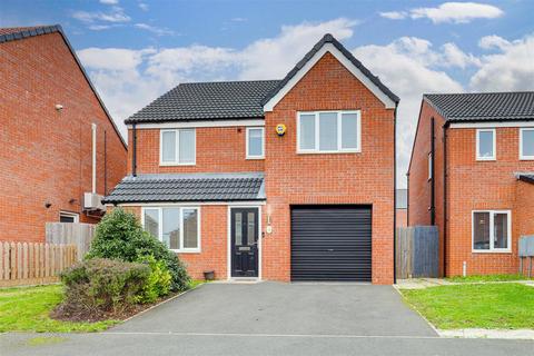 4 bedroom detached house to rent, Magee Close, Hucknall NG15