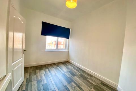 2 bedroom flat to rent, Gorton Road, Reddish, Stockport