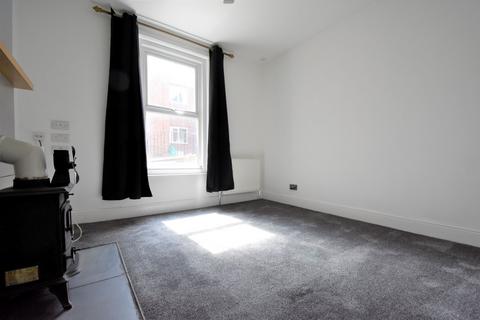 1 bedroom ground floor maisonette to rent, Cross Street, Ryde PO33