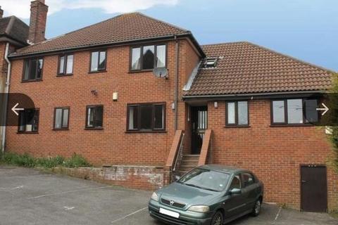 1 bedroom flat for sale, Chiltern Avenue, High Wycombe, Buckinghamshire, HP12 3UA