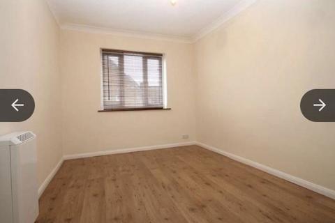 1 bedroom flat for sale, Chiltern Avenue, High Wycombe, Buckinghamshire, HP12 3UA