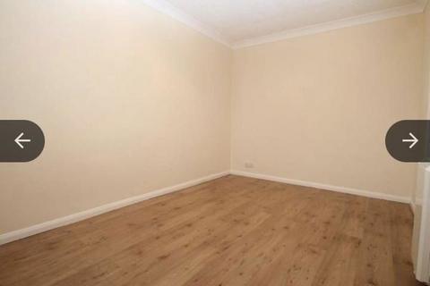 1 bedroom flat for sale, Chiltern Avenue, High Wycombe, Buckinghamshire, HP12 3UA