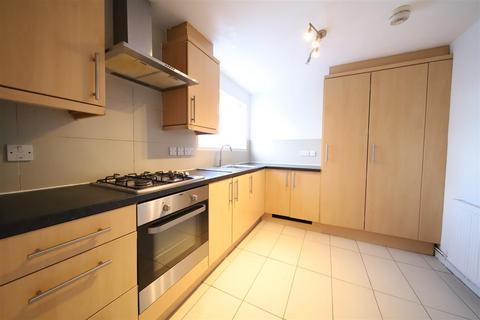 4 bedroom semi-detached house to rent, Roundhill Drive, Enfield