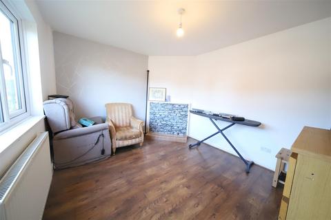 4 bedroom semi-detached house to rent, Roundhill Drive, Enfield