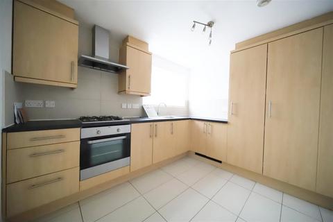 4 bedroom semi-detached house to rent, Roundhill Drive, Enfield