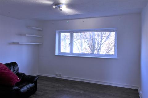 2 bedroom flat to rent, Turners Hill, Cheshunt