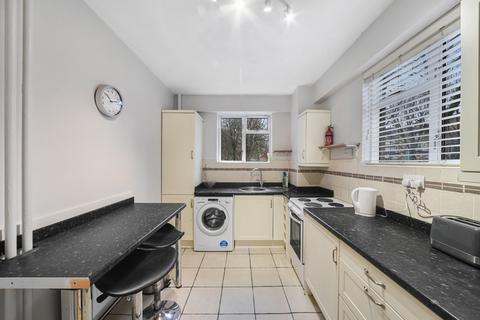 3 bedroom ground floor flat to rent, Mile End Road London E1