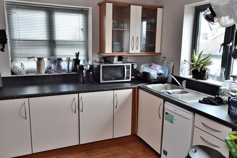 2 bedroom flat to rent, Vine Close, Wolverhampton