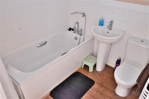 2 bedroom flat to rent, Vine Close, Wolverhampton