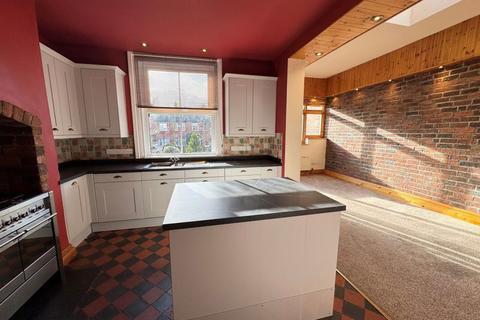 4 bedroom terraced house to rent, Buxton Road, Macclesfield