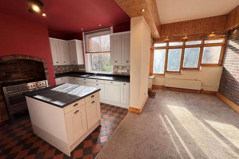 4 bedroom terraced house to rent, Buxton Road, Macclesfield