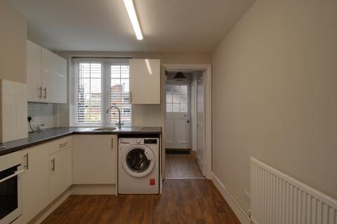 2 bedroom flat to rent, South Street, Epsom KT18