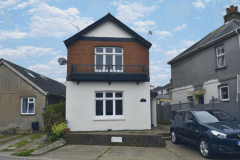 3 bedroom detached house to rent, Priory Road, Newport PO30