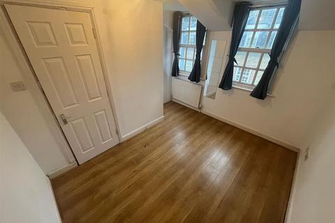 3 bedroom terraced house to rent, Gladstone Mews, Cavendish Road, London