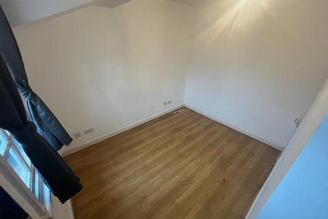 3 bedroom terraced house to rent, Gladstone Mews, Cavendish Road, London