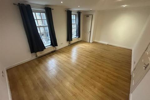 3 bedroom terraced house to rent, Gladstone Mews, Cavendish Road, London