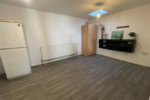 Great West Road, Hounslow TW5