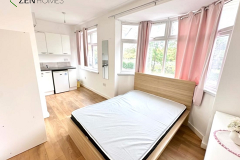 Studio to rent, London N17