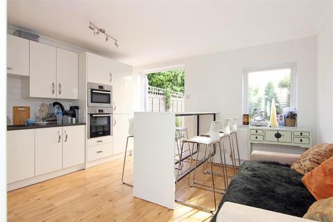 5 bedroom townhouse to rent, Malbrook Road, London