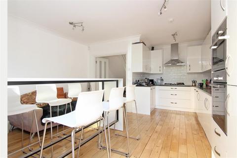 5 bedroom townhouse to rent, Malbrook Road, London