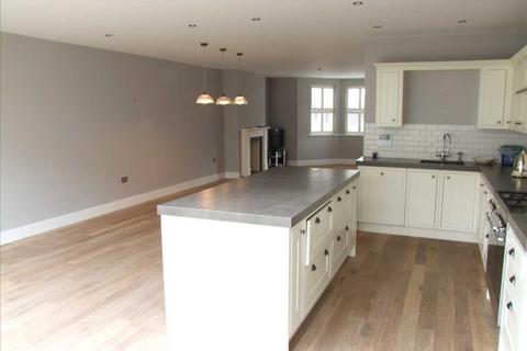 4 bedroom semi-detached house to rent, Leigh on Sea SS9