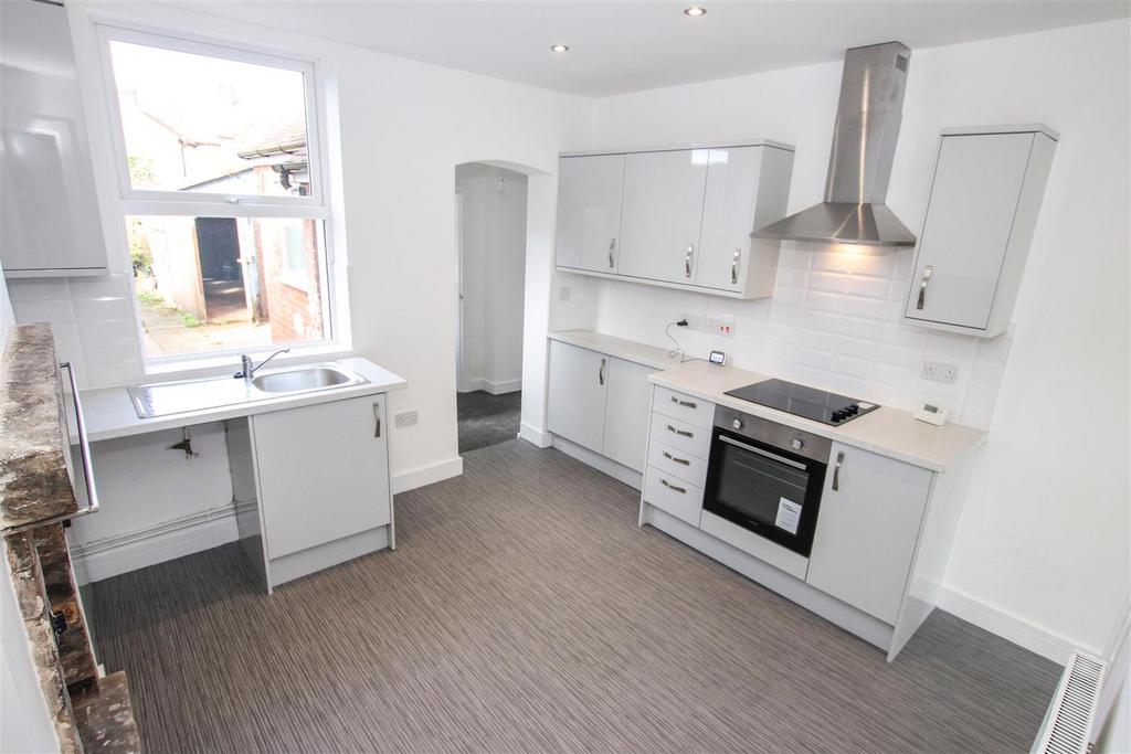 Fitted kitchen / dining room