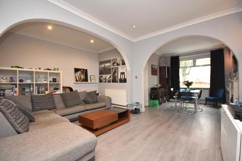 2 bedroom end of terrace house for sale, 37 Lavernock Road, Penarth, CF63 3NX