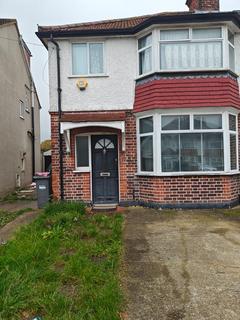 3 bedroom semi-detached house to rent, Devon Waye, Hounslow TW5