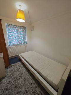 3 bedroom semi-detached house to rent, Devon Waye, Hounslow TW5