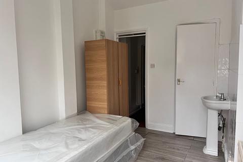 Studio to rent, Woodbourne Avenue, London SW16