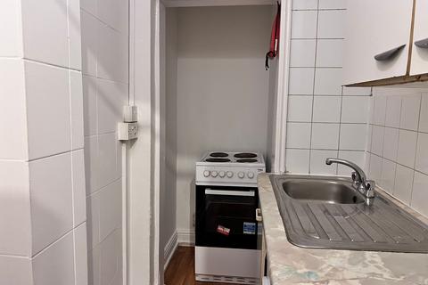 Studio to rent, Woodbourne Avenue, London SW16