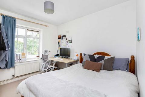 2 bedroom flat to rent, Acanthus Road, London SW11