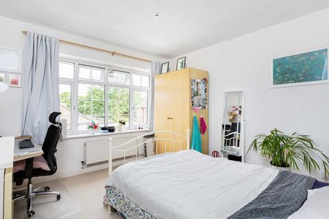 2 bedroom flat to rent, Acanthus Road, London SW11