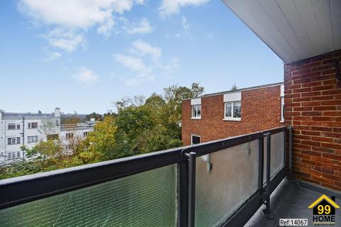 2 bedroom flat for sale, South View Court, London, SE19