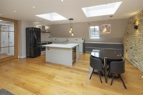 2 bedroom penthouse to rent, Hampstead Lane, Highgate, London, N6