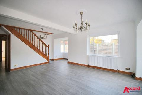 5 bedroom chalet to rent, Bournebridge Lane, Stapleford Abbotts, RM4