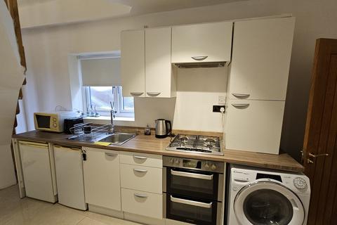 2 bedroom terraced house to rent, Morden SM4