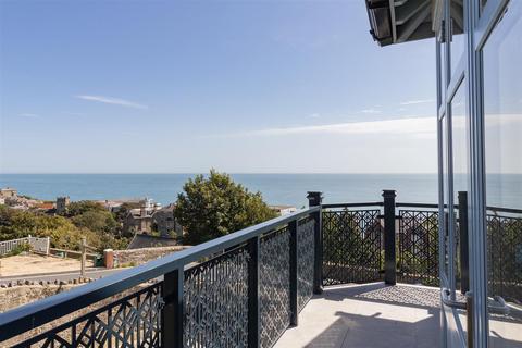 2 bedroom apartment to rent, Bellevue Road, Ventnor