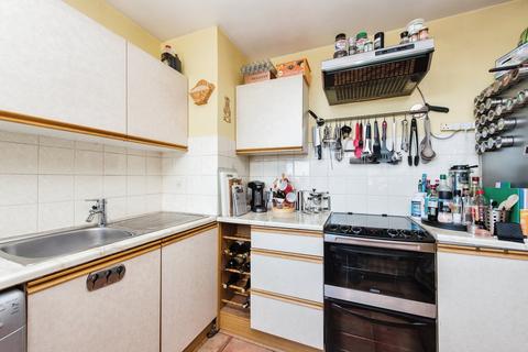 2 bedroom flat for sale, Staines Road West, Sunbury-on-Thames TW16