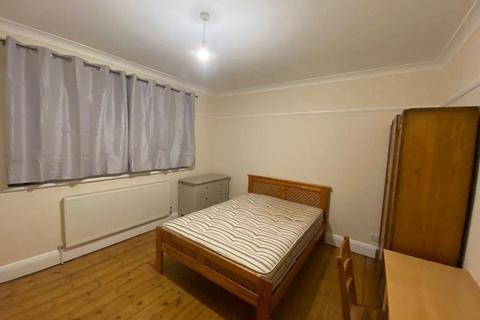 1 bedroom in a house share to rent, Great West Road, Isleworth, TW7