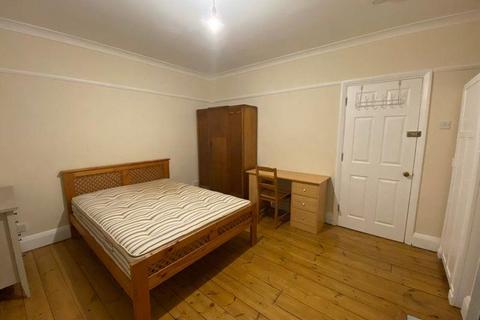 1 bedroom in a house share to rent, Great West Road, Isleworth, TW7